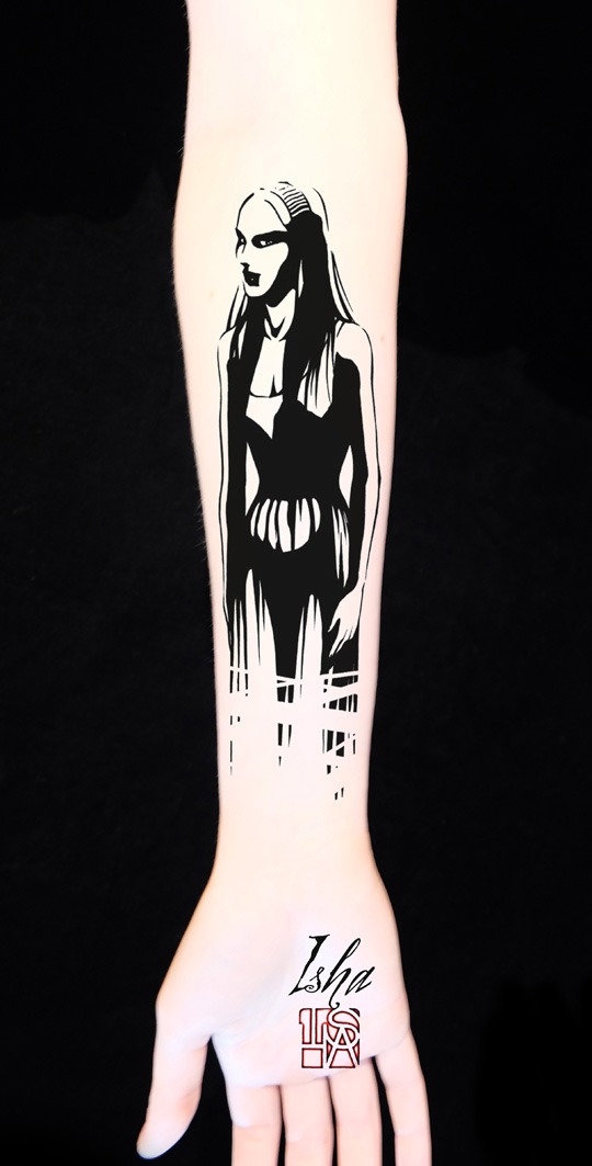 isha-daw-tattoo-femme-black-tattoo-avant-bras-interieur