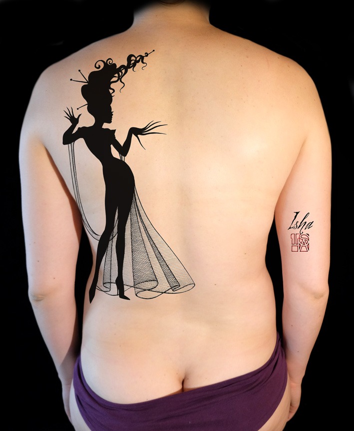 isha-daw-tattoo-femme-griffe-dos-black-tattoo