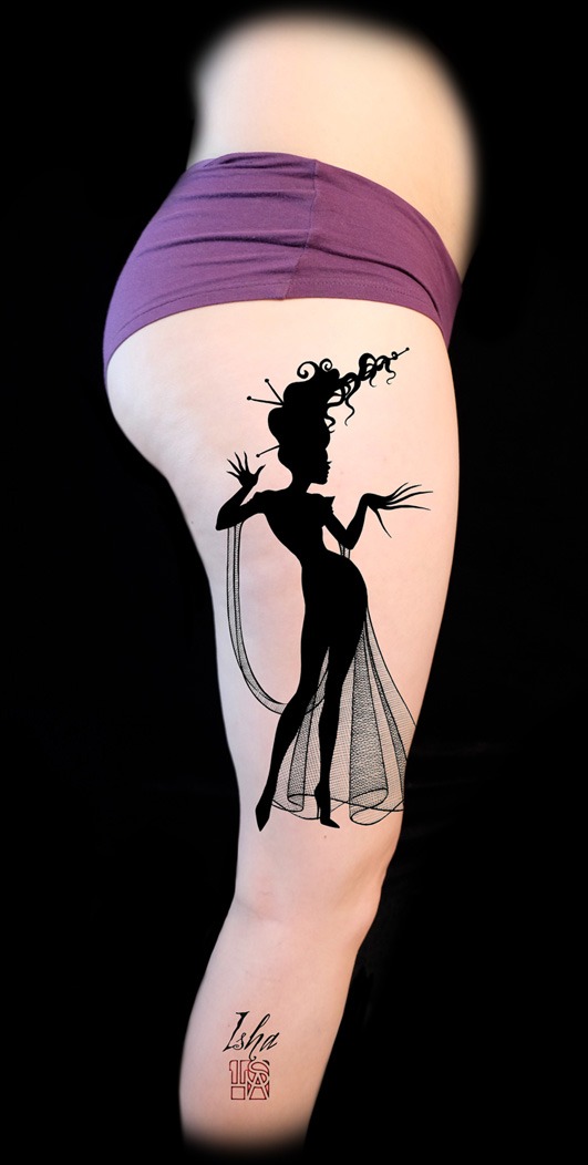 isha-daw-tattoo-femme-griffe-jambe-black-tattoo