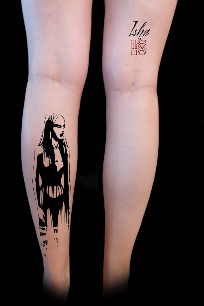 isha-daw-tattoo-mollets-arriere-femme-black-tattoo