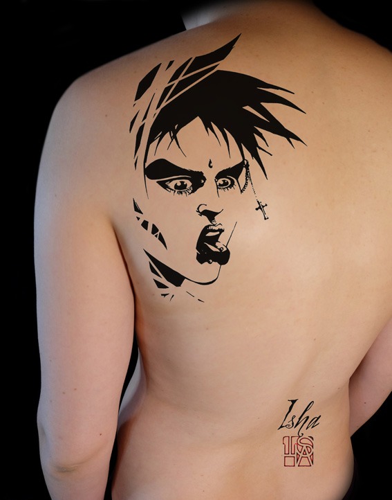 isha-daw-tattoo-tatouage-punk-langue-tiree-omoplate