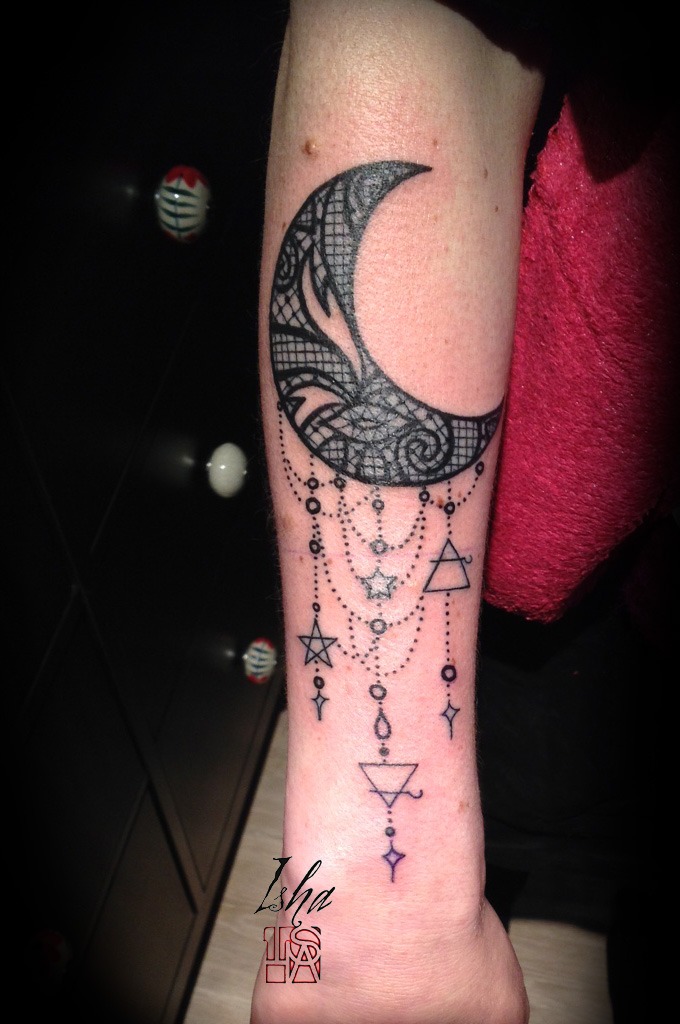 isha-lune-dentelle-tatouage