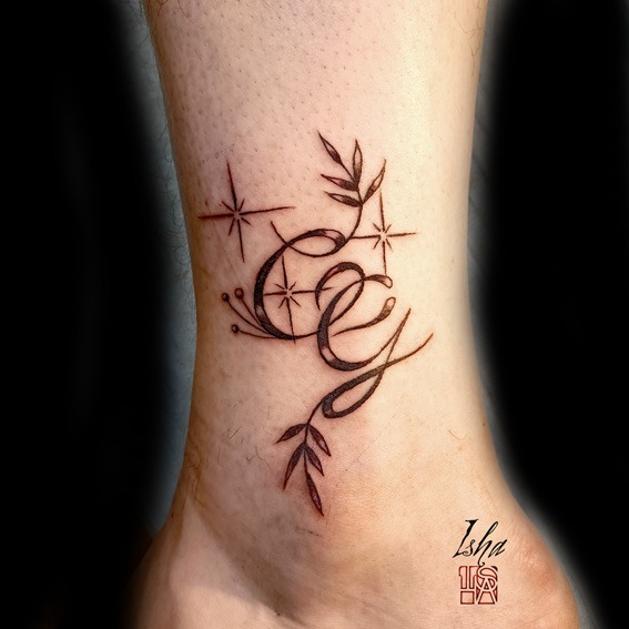 isha-daw-tattoo-initiales-cheville_L