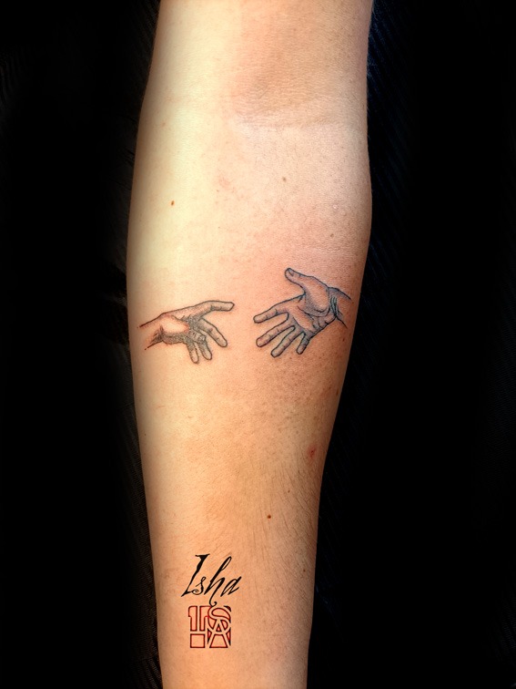 isha-daw-tattoo-mains-se-rejoignent_L